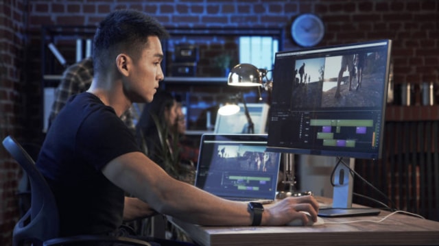 Video atau film sepertinya udah jadi kebutuhan kita sehari-hari layaknya makanan. Mau itu video di Youtube, Instagram, atau Tiktok, itu semua udah jadi hiburan sehari-hari yang pasti akan lewat selalu di linimasa sosial media lo. Karena keberadaannya yang dimana-mana, apakah lo termasuk ke dalam orang yang juga suka bikin video, bro?  Kalau memang iya, pasti lo pernah merasakan video lo di banned karena kena copyright dari musik yang lo gunakan. Permasalahan ini memang kerap kali dialami oleh para content creator dan video maker.  Pasalnya, nggak banyak orang yang tau bahwa regulasi mengenai copyright musik ini ternyata cukup ketat. Biar video lo nggak kena banned, ada beberapa referensi yang udah dikumpulkan oleh tim MLDSPOT yang bisa lo gunakan nih, bro. Selengkapnya, simak artikel ini sampai habis ya – biar video lo nggak kena banned karena copyright lagi! Membeli Musik secara Legal  Credit image - Regulasi mengenai penggunaan musik di dalam video memang diketatkan oleh pengelola media sosial, hal ini dilakukan demi mendukung dan melindungi karya si musisi alias sang pemilik, maupun pencipta musik. Membeli musik atau audio secara legal lewat aplikasi musik digital memang menjadi jalan utama untuk lo dapat membuat video tanpa terkena copyright. Membeli musik secara legal juga akan membantu musisi dan sang pencipta mendapatkan haknya.  Jadi kalau memang lo berniat untuk membuat video dengan durasi yang lama – dengan output yang besar atau project-an, sepertinya membeli secara legal adalah salah satu jalan terbaiknya. Udah Tau tentang Youtube Audio Library?  Credit image – Film Stack Langkah paling mudah agar video lo bebas dari banned karena penggunaan musik copyright musik adalah mencari audio dari Youtube Audio Library. Audio yang dikumpulkan oleh Youtube secara khusus ini nggak hanya menciptakan lagu, tapi juga sound effect yang bisa lo gunakan untuk effect dalam video lo. Yang lebih menguntungkannya lagi, di Youtube Audio Library lo bisa mendapatkan audionya secara gratis. Bahkan pencarian audionya bisa dila